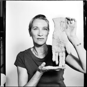 De handsculpturen van kunstenaar en model Kristina De Coninck